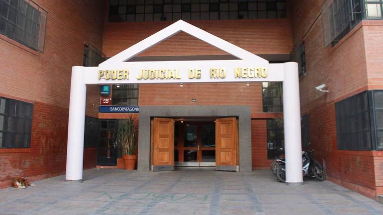 El juez Jorge Benatti, titular del Juzgado de Familia N°5 de la jurisdicción de Cipolletti, Río Negro, permitió a una mamá llevar al extranjero a sus cuatro hijos.