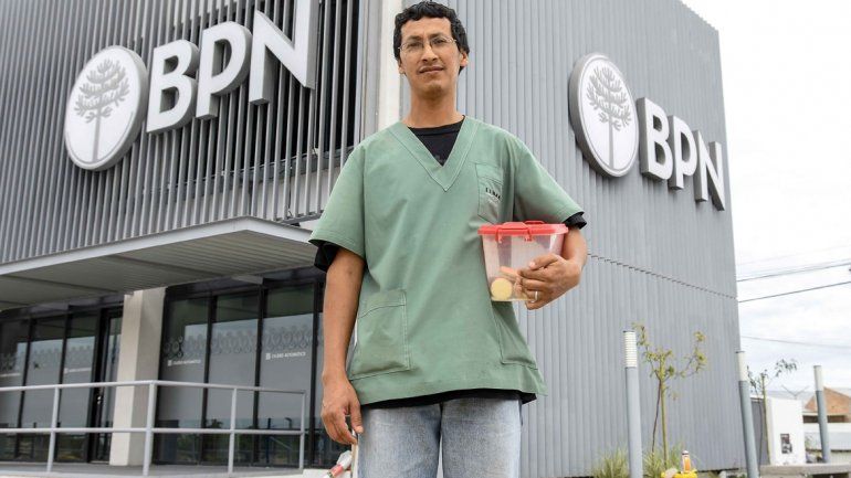 Diego trabaja como personal de maestranza en el Banco de la Provincia del Neuquén y vende alfajores.