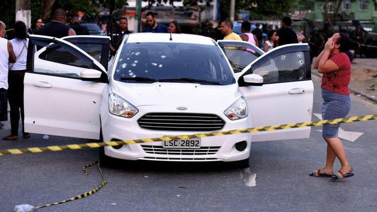 Policías militares brasileños dispararon 80 veces y mataron a un hombre por error
