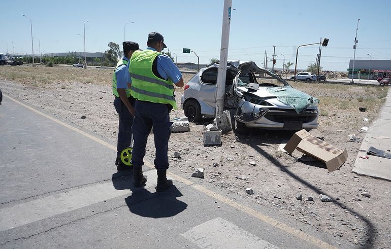 El conductor se pegó un palo tremendo desde Centenario a Neuquén pero sólo tuvo heridas leves.