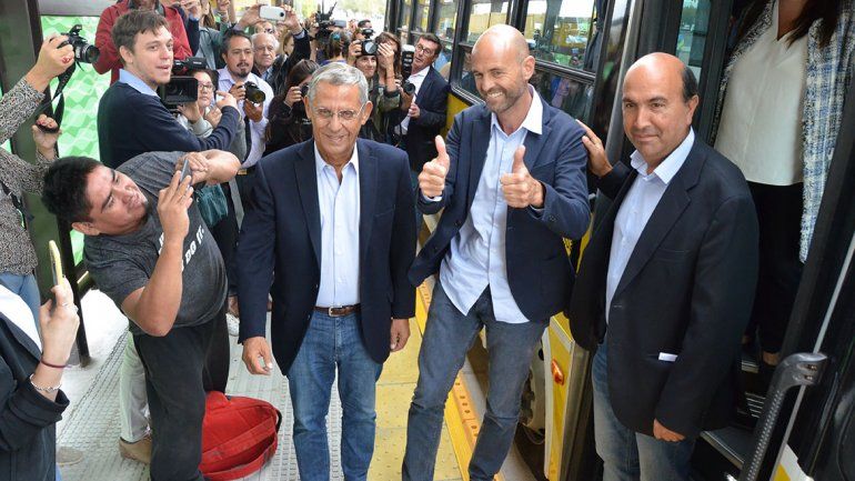Finalmente Pechi inauguró el Metrobús, que ya tiene vidrios rotos en dos paradores