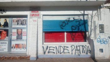 Bronca en el radicalismo por pintadas en el Comité