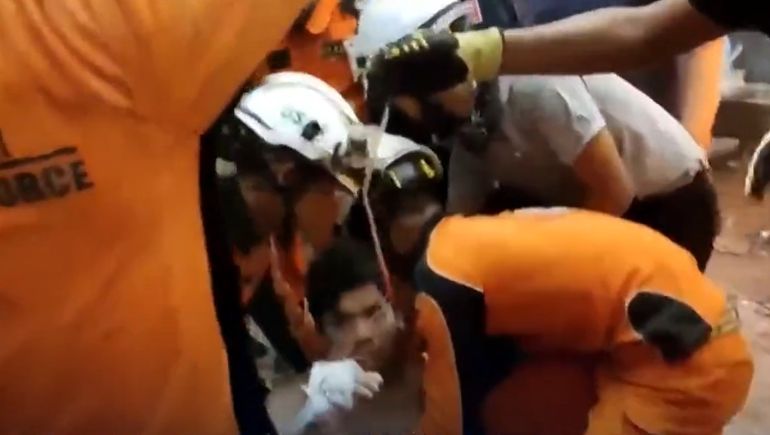 Los rescatados estaban debajo de los escombros de un hotel de la capital de Birmania.