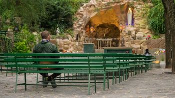 La familia visitaba el santuario de Lourdes cuando ocurrió el robo que dejó sin el dinero del tratamiento a su hija. La familia visitaba el santuario de Lourdes cuando ocurrió el robo que dejó sin el dinero del tratamiento a su hija.