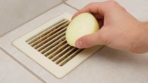 El truco de frotar cebolla en las rejillas de casa es cada vez más popular El truco de frotar cebolla en las rejillas de casa es cada vez más popular
