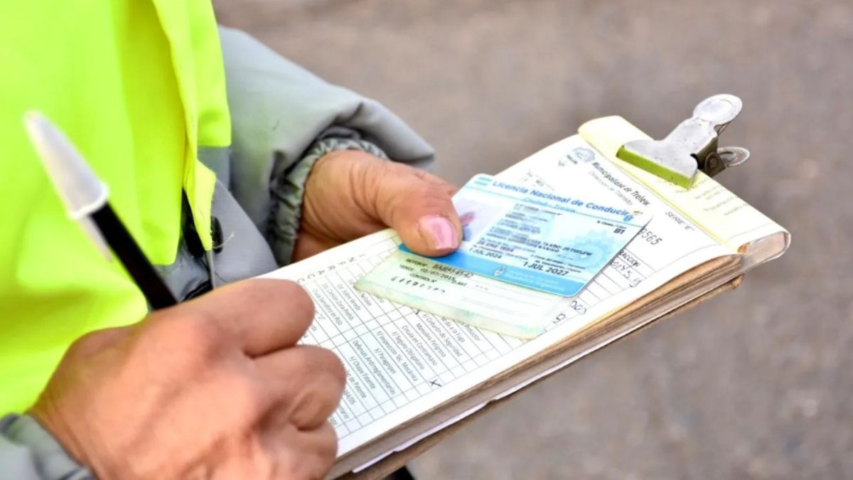 La policía de Chubut paró una camioneta que iba sin patente: la manejaba el hijo de un diputado y es oficial