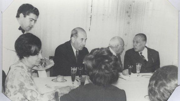 Jorge Luis Borges en Neuquén, conversando con el doctor Gregorio Álvarez, y a su lado el gobernador Felipe Sapag (arriba). En el aeropuerto fue recibido por el obispo Jaime de Nevares. 