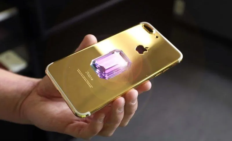 Este modelo de iPhone viene con un diamante incrustado en su parte trasera. Este modelo de iPhone viene con un diamante incrustado en su parte trasera.