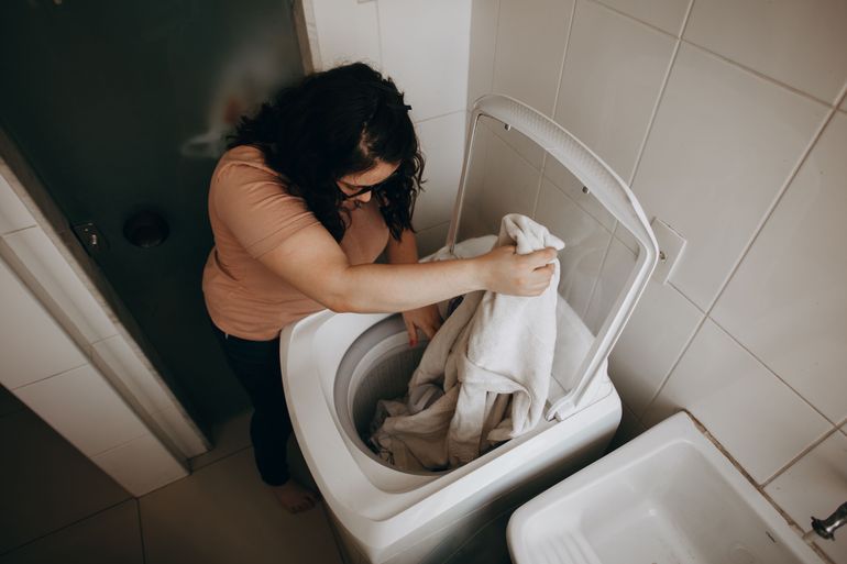 Recuperar el blanco original de las prendas es posibles con algunos trucos caseros. Recuperar el blanco original de las prendas es posibles con algunos trucos caseros.