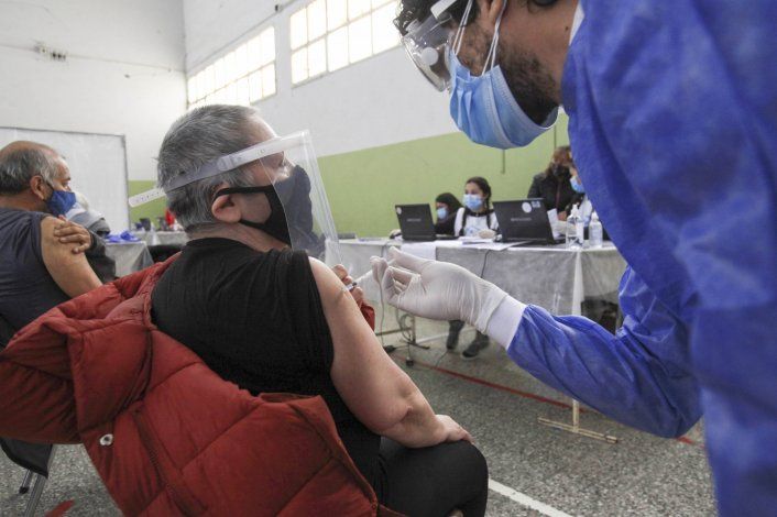 ¿Qué tomar ante síntomas secundarios tras recibir la vacuna contra el COVID?