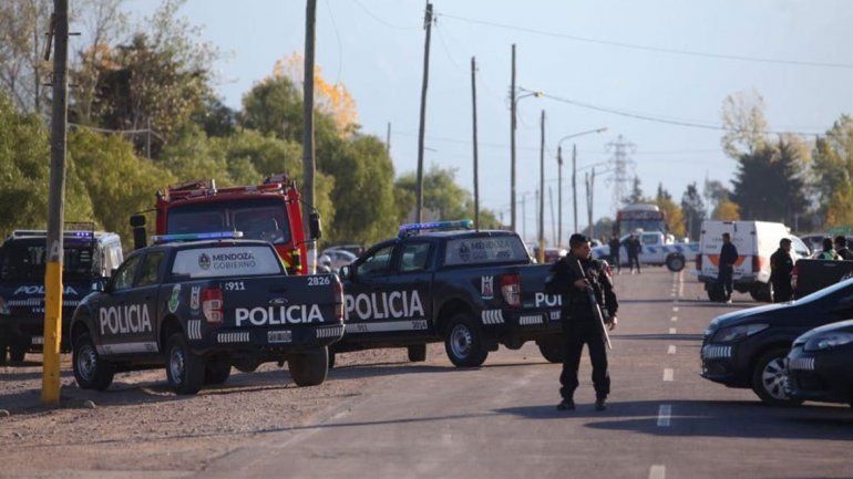 Apuñaló a una embarazada, huyó y atropelló a dos policías que murieron