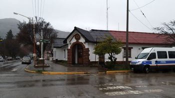En la comisaría de Esquel, en Chubut, debieron controlar a otros detenidos que intentaron sumarse a la violenta agresión a los agentes. En la comisaría de Esquel, en Chubut, debieron controlar a otros detenidos que intentaron sumarse a la violenta agresión a los agentes.