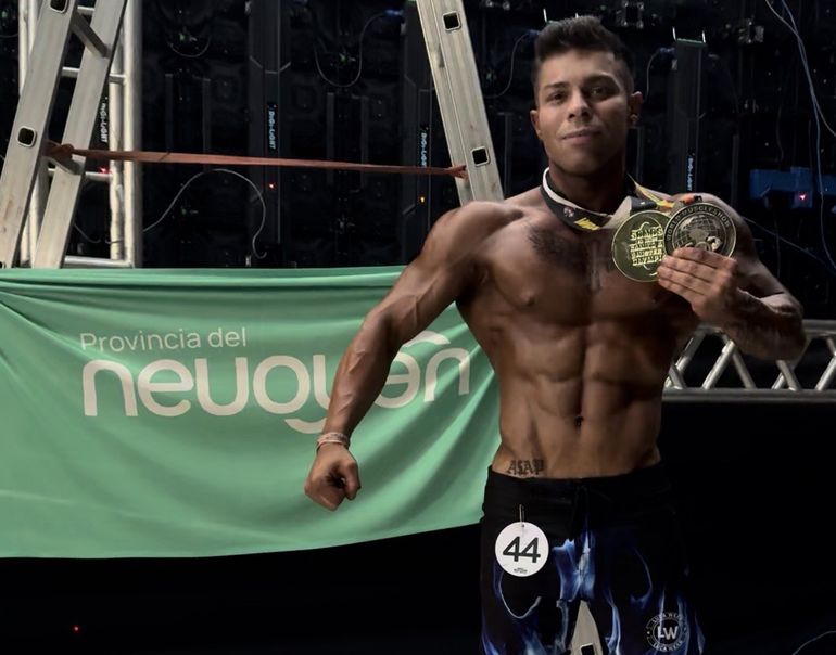 En Paraguay con la bandera de Neuquén. En Paraguay con la bandera de Neuquén.