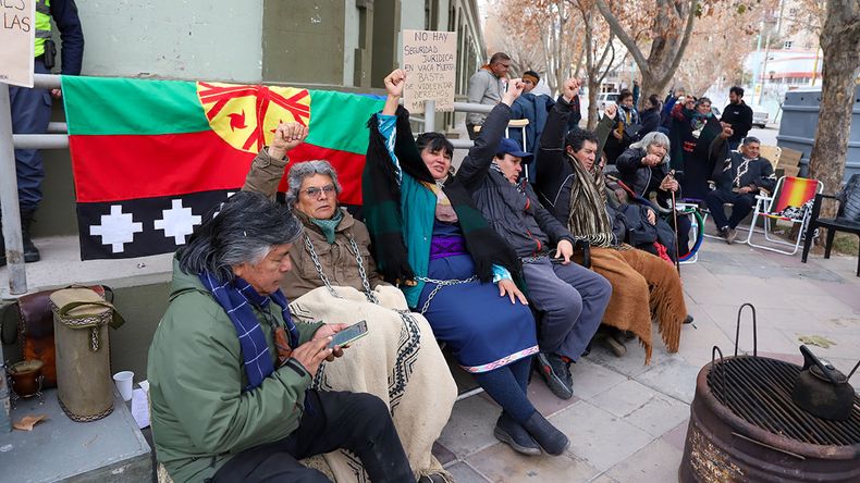 Mapuches encadenados en Casa de Gobierno.