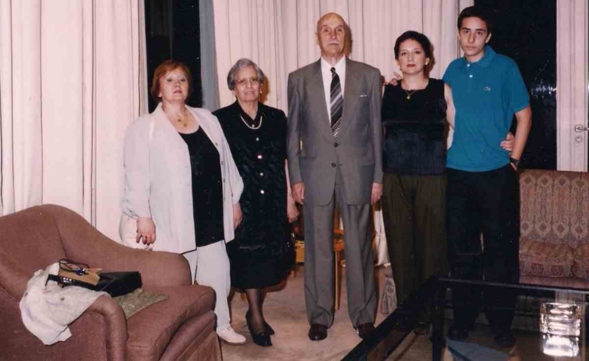 Don Freidoz, esposa e hijas Nora e Irma.