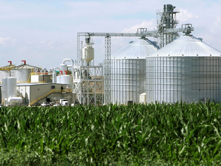 FOTO DE ARCHIVO: Una planta de etanol con sus gigantescos silos de maíz junto a un maizal.