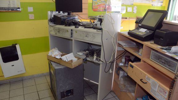 El ladrón rompió las rejas de una ventana y fue directo a la caja fuerte, a la que accedió con un soplete. También se llevó una computadora y plata de la caja registradora.