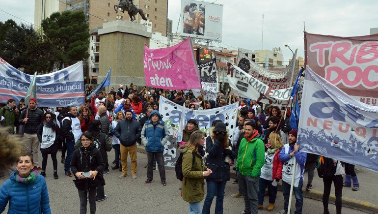 Docentes y estatales se movilizaron en solidaridad con los maestros de Chubut