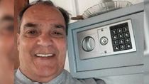Luis Mario Vitette Sellanes, uno de los miembros de la banda que perpetró el Robo del Siglo. Luis Mario Vitette Sellanes, uno de los miembros de la banda que perpetró el Robo del Siglo.