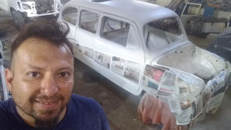 De peluquero a inventor: transformó un Fiat 600 en una limusina
