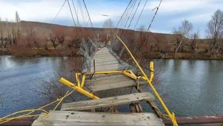 El temporal de viento destrozó la Pasarela de Huarenchenque, cerca de Loncopué