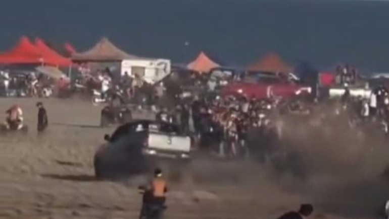 Las imágenes que se viralizaron en redes sociales muestran a la camioneta avanzando a gran velocidad.