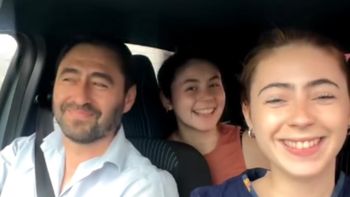 El intendente de Allen Marcelo Román, junto a sus hijas en el auto, anunció de manera original la llegada de Q Lokura. El intendente de Allen Marcelo Román, junto a sus hijas en el auto, anunció de manera original la llegada de Q Lokura.