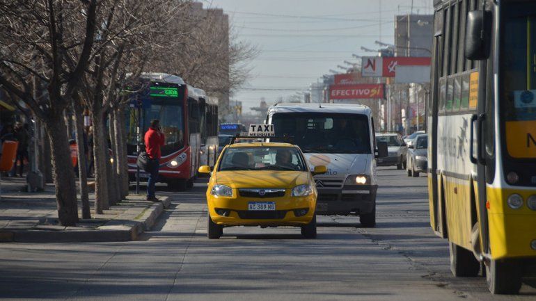 Dos delincuentes asaltaron a taxista a punta de pistola