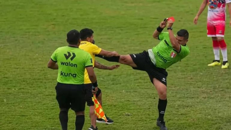 La tremenda patada karateka de un arbitro a un jugador tras ser agredido con una botella: el video
