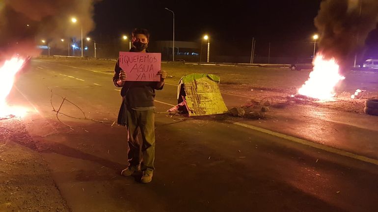 Vecinos del barrio Nueva España de Centenario bloquean la Ruta 7.