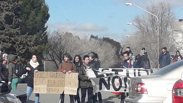 Estudiantes protestaron en la ruta contra el diseño curricular