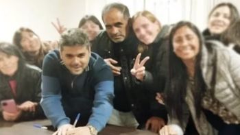 Pidieron la detención del concejal massista de La Plata, Facundo Albini y de los dueños de las 48 tarjetas de débito que tenía Julio Chocolate Rigau. Pidieron la detención del concejal massista de La Plata, Facundo Albini y de los dueños de las 48 tarjetas de débito que tenía Julio Chocolate Rigau.