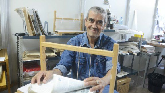 A pesar de que uno puede bajarse libros por internet, yo sigo prefiriendo los de papel. Asegura que por sus manos pasan unos 800 libros por año para ser arreglados, restaurados o solamente encuadernados. Cuenta que el que más le costó restaurar fue