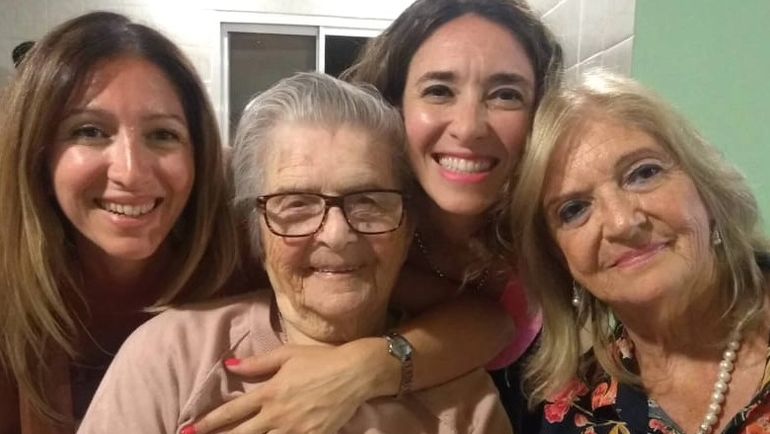 Beatriz, junto a una de sus hijas y nietas. Beatriz, junto a una de sus hijas y nietas.