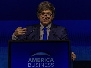 Entre la ilusión del peso y la seguridad del dólar: la batalla del presidente Milei que define al país. Entre la ilusión del peso y la seguridad del dólar: la batalla del presidente Milei que define al país.