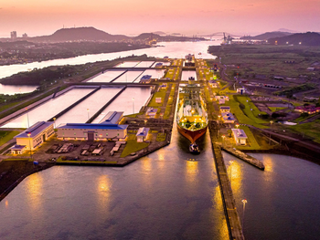 El canal de Panamá, en el centro de la escena.