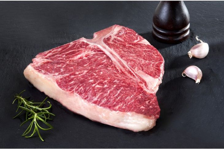Un típico corte de carne que se consume en el mercado japonés. Allí se observa el alto nivel de grasa intermuscular que posee la carne. Un típico corte de carne que se consume en el mercado japonés. Allí se observa el alto nivel de grasa intermuscular que posee la carne.