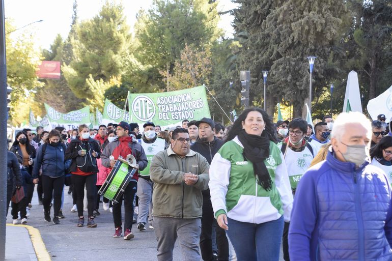 El gobierno convocó a los auxiliares pero sigue el paro