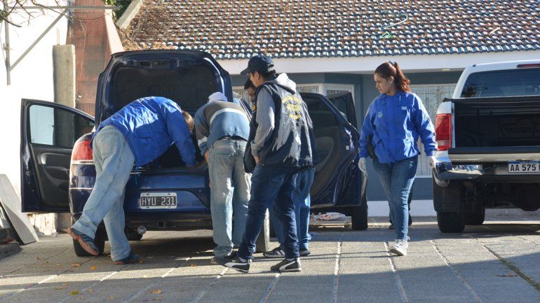 Personal de Delitos Económicos de la Policía neuquina durante el allanamiento en calle Alderete al 1300.