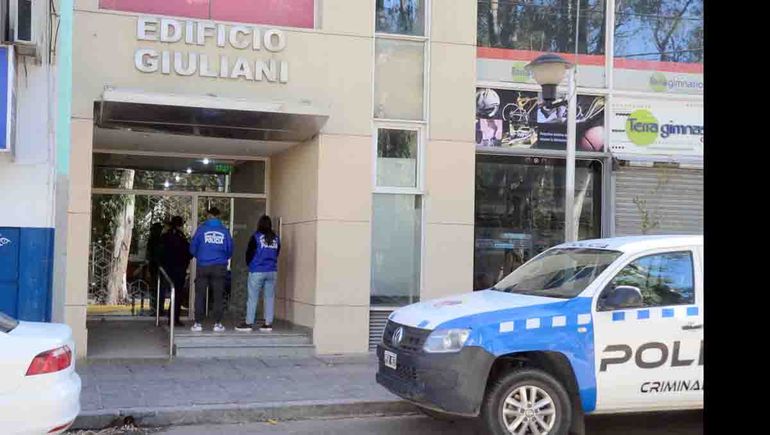 Investigan la muerte de una mujer en pleno centro neuquino