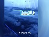 Una cámara de seguridad mostró el momento en que la adolescente se arrojó de la camioneta del secuestrador. 