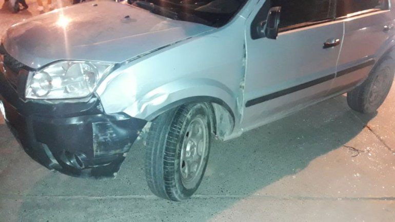 ¡No podía estar de pie! Borracho chocó tres taxis y quiso fugarse