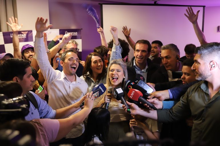 Gastón Riesco junto a Nadia Márquez festejando en el bunker de La Libertad Avanza en Neuquén. Gastón Riesco junto a Nadia Márquez festejando en el bunker de La Libertad Avanza en Neuquén.