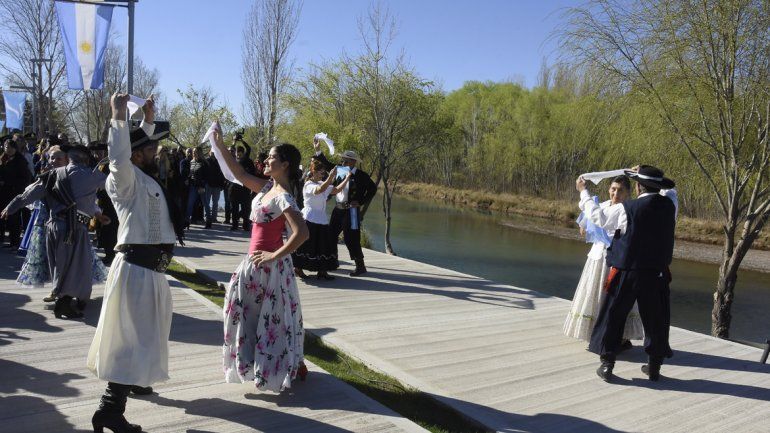 Acto por el 113° aniversario de la ciudad a la vera del río Limay