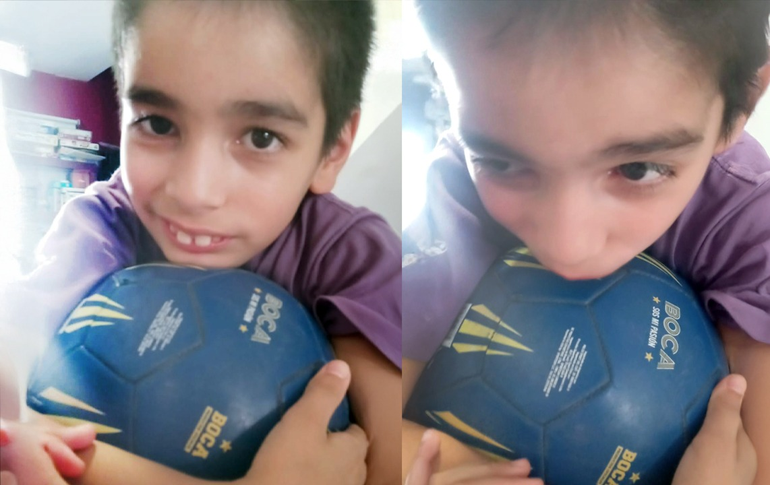 Camilo con su amada pelota de Boca tras recuperarla.