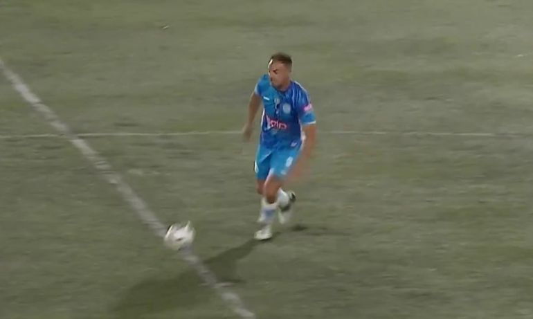 Lucas Scarnato anotó desde mitad de cancha en un golazo digno de Puskás.