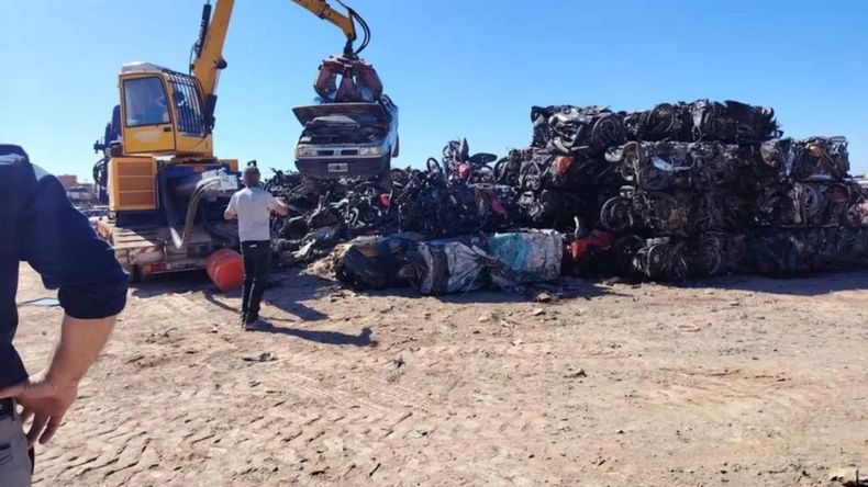 Compactaron más de 1.200 vehículos secuestrados que nunca fueron reclamados | LM Neuquen Compactaron más de 1.200 vehículos secuestrados que nunca fueron reclamados