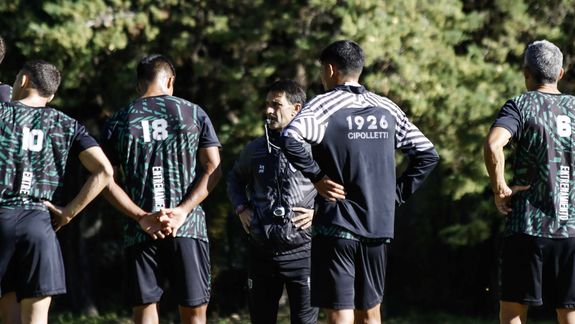 Gustavo Noto todavía no tiene el once definido para recibir a Villa Mitre, ese domingo. Fotos: Anahí Cárdena