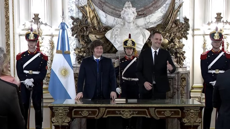 Javier Milei le tomó juramento a Manuel Adorni como Jefe de Gabinete | LM Neuquen Javier Milei le tomó juramento a Manuel Adorni como Jefe de Gabinete