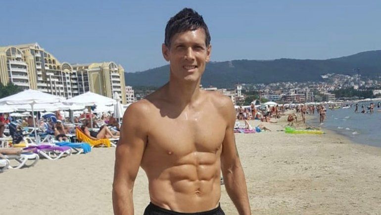 Es abuelo de siete nietos y luce como treintañero